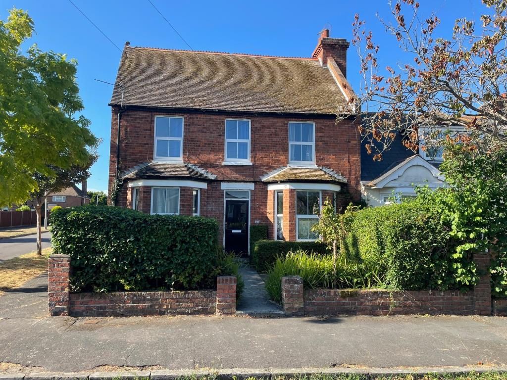 Lot: 15 - ONE-BEDROOM GROUND FLOOR FLAT WITH GARDEN -